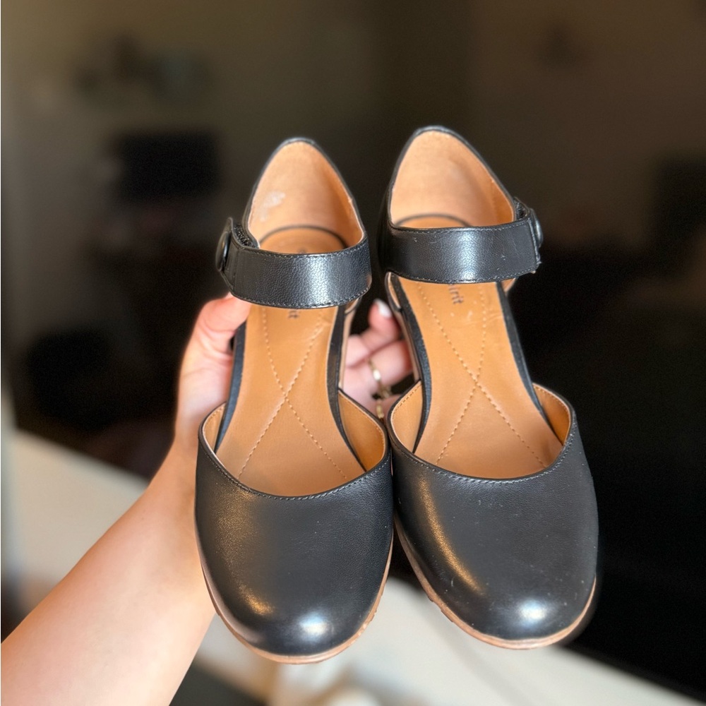 DSW Black and Tan Heels Classic Design